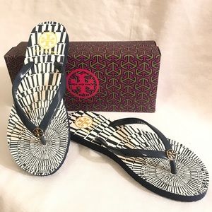 NEW-TORY BURCH PRINTED THIN FLIP FLOP NAVY/WHITE